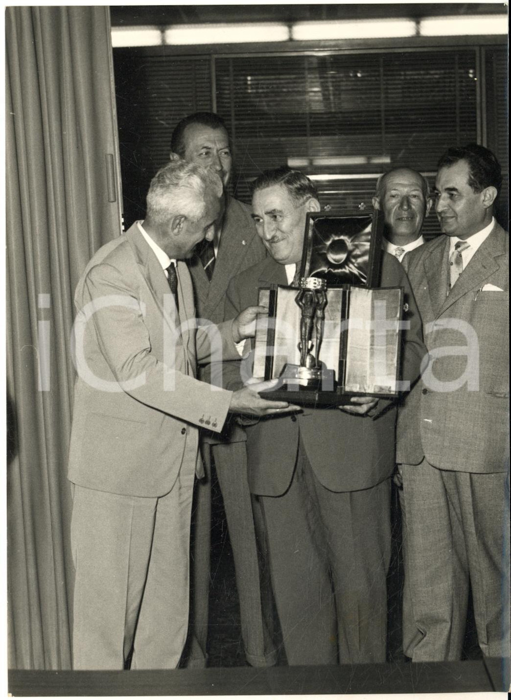 1958 AUTOMOBILISMO MONZA Gigi VILLORESI riceve la "Coppa dei Due Mondi" *Foto Fotografia d'epoca con didascalia dattiloscritta coeva. CONDIZIONI: G (lieve sovraimpressione laterale)FORMATO: 13x18 cm     originale e autentica 1