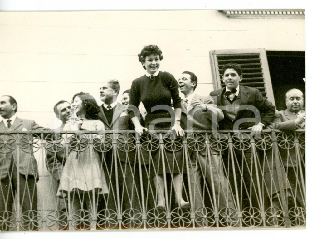 1957 TERMINI IMERESE Silvana PAMPANINI assiste al Carnevale dal balcone *Foto