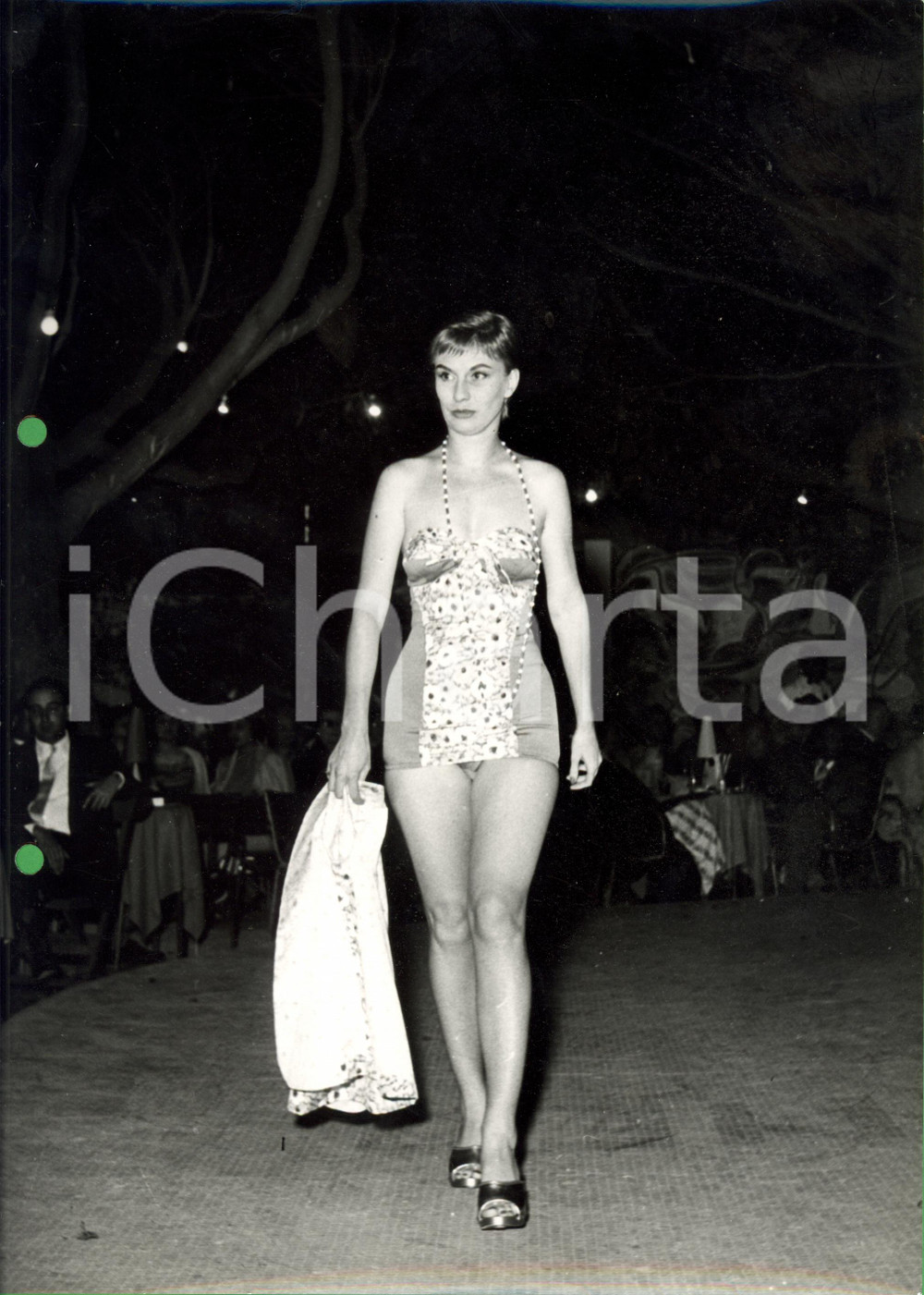 Fotografia d epoca originale 1960 ca PALERMO Modella in costume e copricostume in mano Foto Alfredo URSO 1