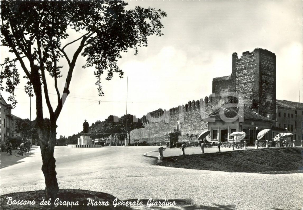 Cartolina originale da collezione 1952 BASSANO DEL GRAPPA VI Scorcio di PIAZZA GENERALE GIARDINO FG VG 1
