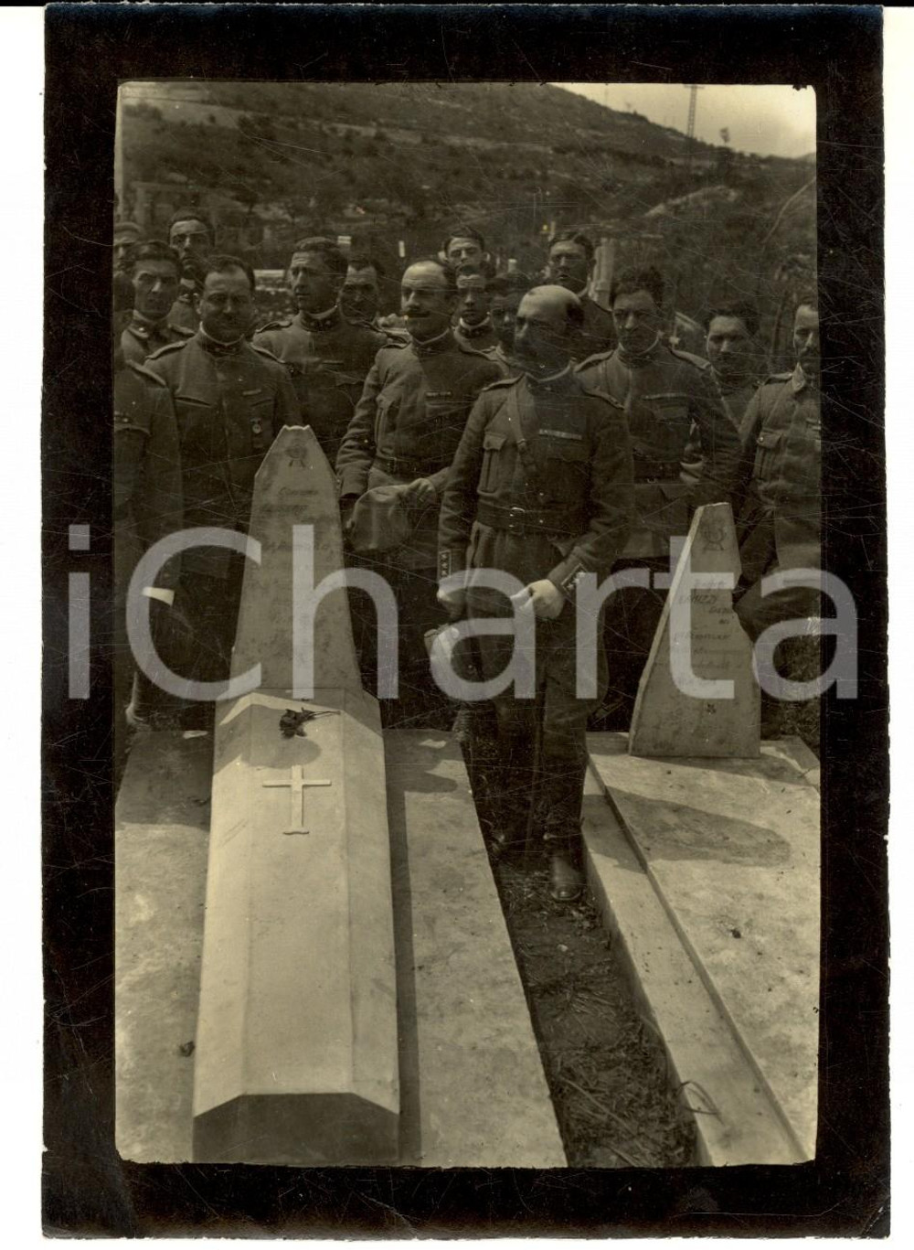 Fotografia d epoca originale 1920 ca REDIPUGLIA ? Bersaglieri omaggiano i Caduti  TRIGONA CAMIZZI Foto 1