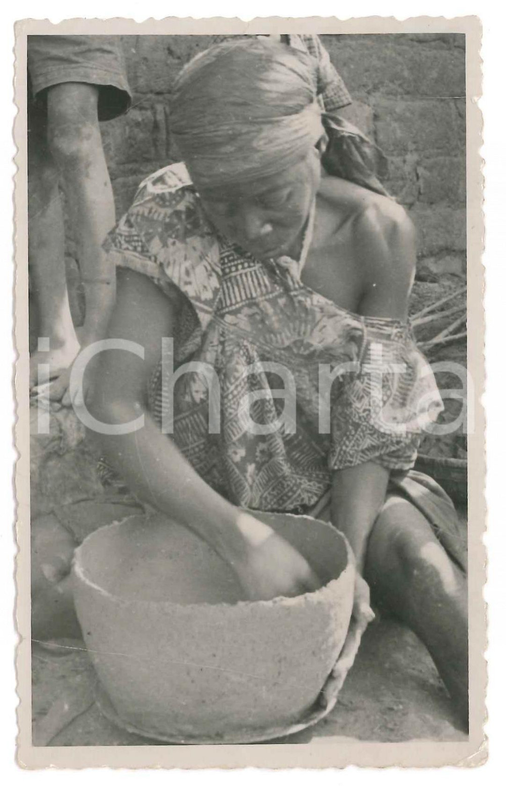 1954 CONGO BELGE - Femme indigÃ¨ne - Fabrication d'un pot - Photo 9x14 cm  Fotocartolina postale d'epoca, viaggiata (ma francobollo asportato).CONDIZIONI: VP (piegature)FORMATO: 9x14 cm    originale e autentica 1