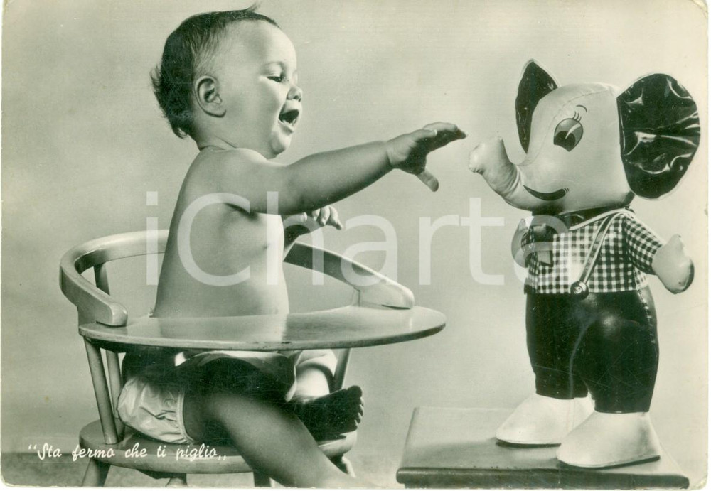 Cartolina originale da collezione 1960 ca GIOCHI D INFANZIA Neonato afferra elefantino Cartolina FG VG 1