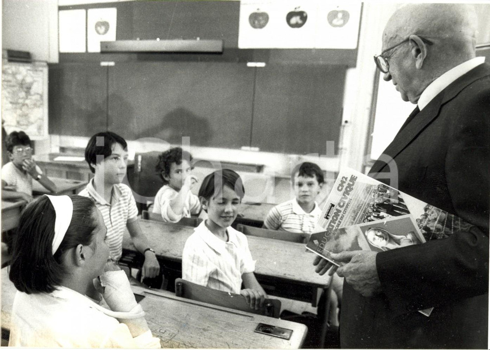 Fotografia d epoca originale 1985 ca PARIS F Edgar FAURE tiene un corso di educazione civica ai bambini 1