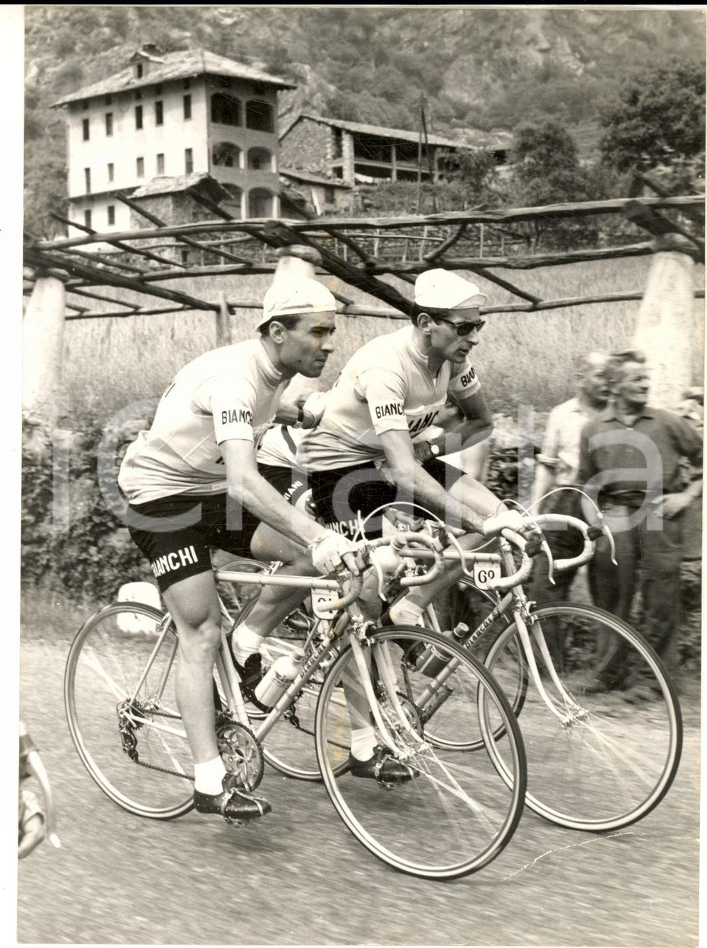 1958 CICLISMO GIRO D'ITALIA 4^ tappa - Fausto COPPI e Oreste CONTE *Foto Fotografia d'epoca con didascalia coeva al verso. CONDIZIONI: fair (piegatura al margine inferiore)FORMATO: 13x18 cm     originale e autentica 1