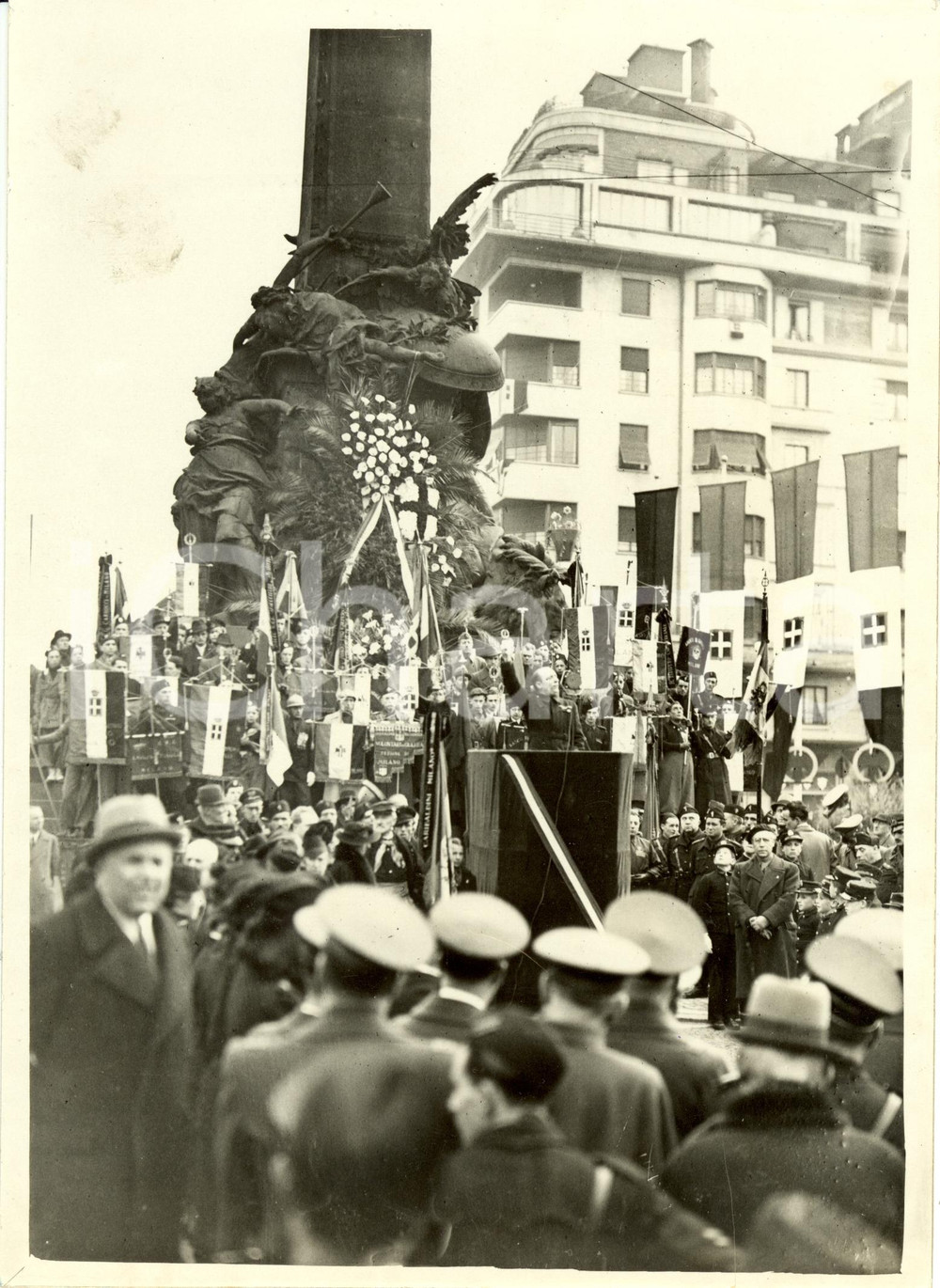Fotografia d epoca originale 1939 MILANO Gastone GORRIERI parla davanti al Monumento Cinque Giornate Foto 1