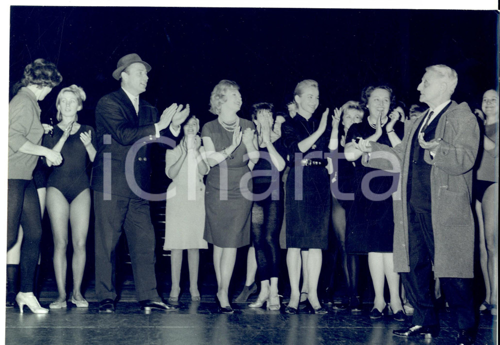 Fotografia d epoca originale 1960 ca CASINO DE PARIS Henri VARNA applaudito al termine di uno spettacolo 1