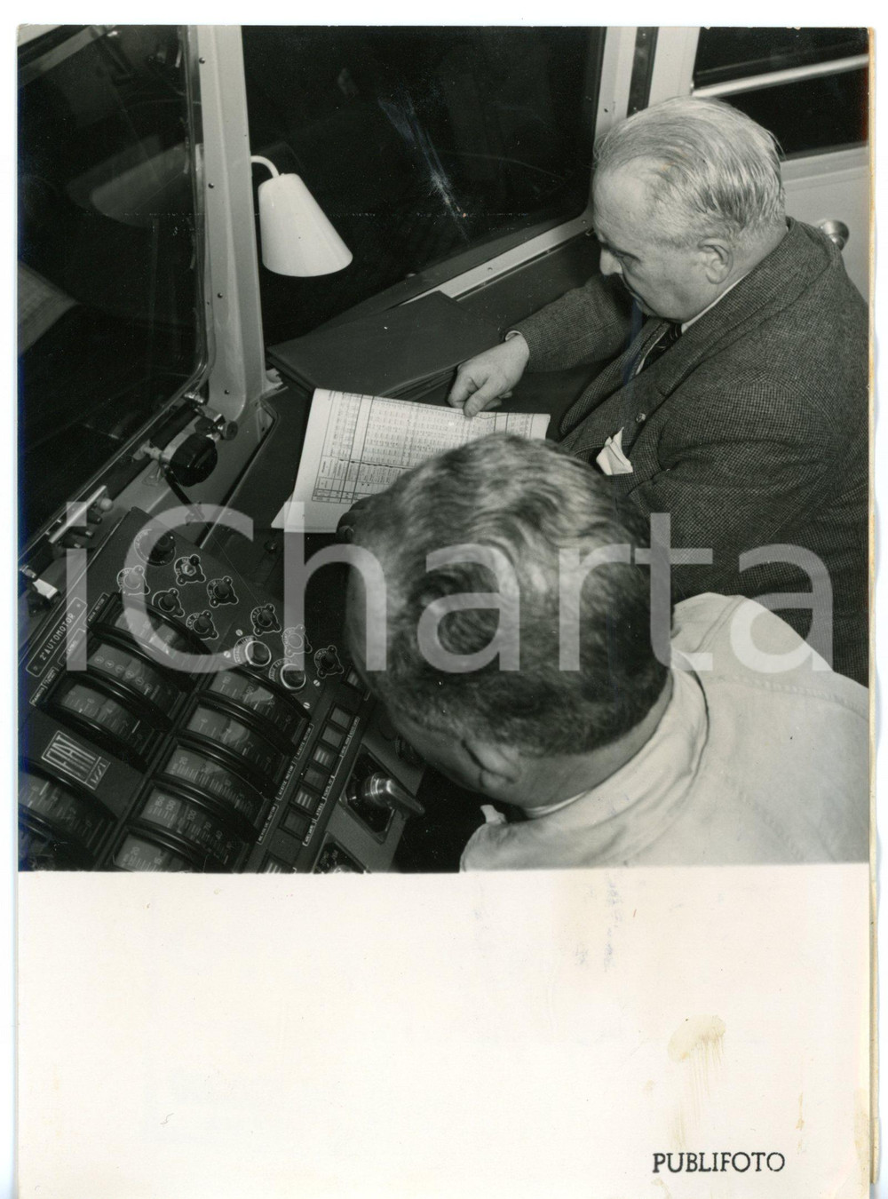 1953 TORINO-ASTI FIAT FERROVIARIA Console Emilio SCIOLLA nella cabina di comando Fotografia d'epoca con didascalia coeva al verso. CONDIZIONI: POOR (macchie di inchiostro; ondulatura al margine destro)FORMATO: 13x18 cm     originale e autentica 1