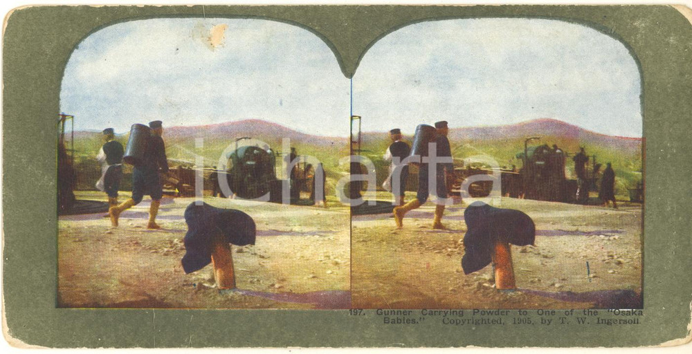 1905 JAPAN Gunner carryng powder to one of the "Osaka Babies" - Stereoview Fotografia stereoscopica d'epoca, su cartoncino.FOTOGRAFO: Truman Ward Ingersoll - USA  POOR/danneggiato abrasione al lato superiore e agli angoli Formato: 18x9 cm originale e autentica 1