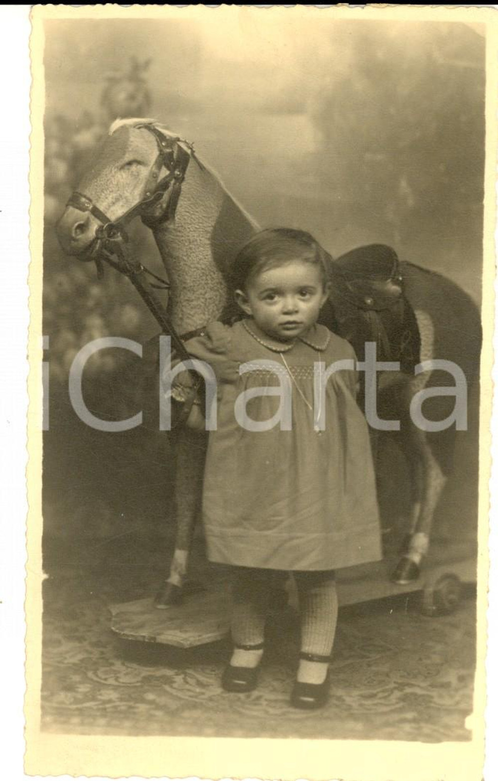 Fotografia d epoca originale 1930 ca MILANO Ritratto di bambina con il cavalluccio Foto cartolina DE ORSI 1