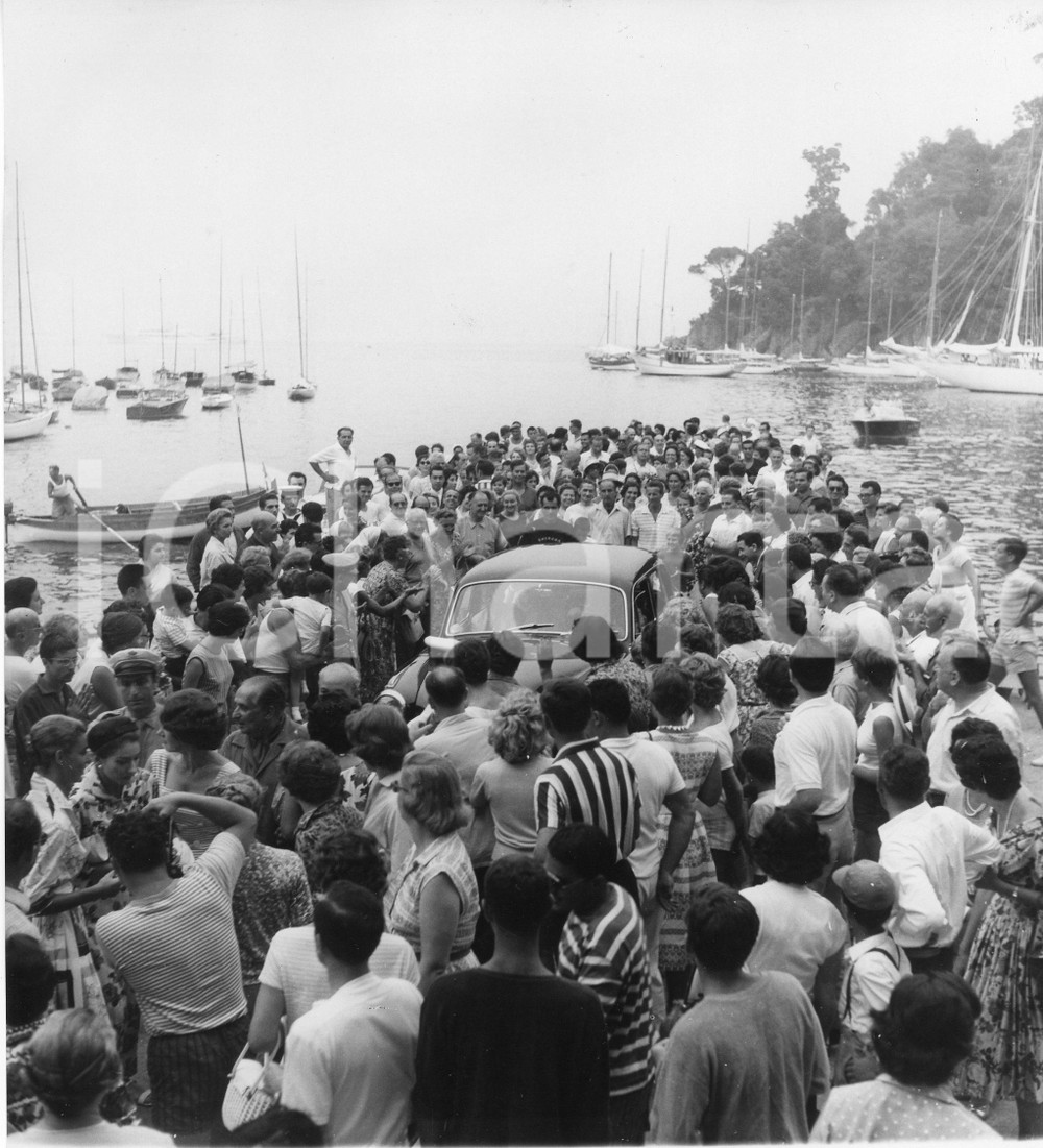 1959 PORTOFINO Folla al porto per sbarco di Churchill e Onassis - Foto 18x19 cm 1959Fotografia vintage rara d'epoca.Timbro archivio Publifoto Genova al verso.FORMATO: 18x19 cm CONDIZIONI: FAIR (increspatura marginale e piccoli difetti di stampa)ICHARTA mette in vendita le stampe vintage della collezione Publifoto Genova, per la maggior parte inedita o in tiratura di pochi esemplari. Si tratta di un'ottima opportunit&agrave; di investimento per i collezionisti di fotografie d'epoca.    originale e autentica 1