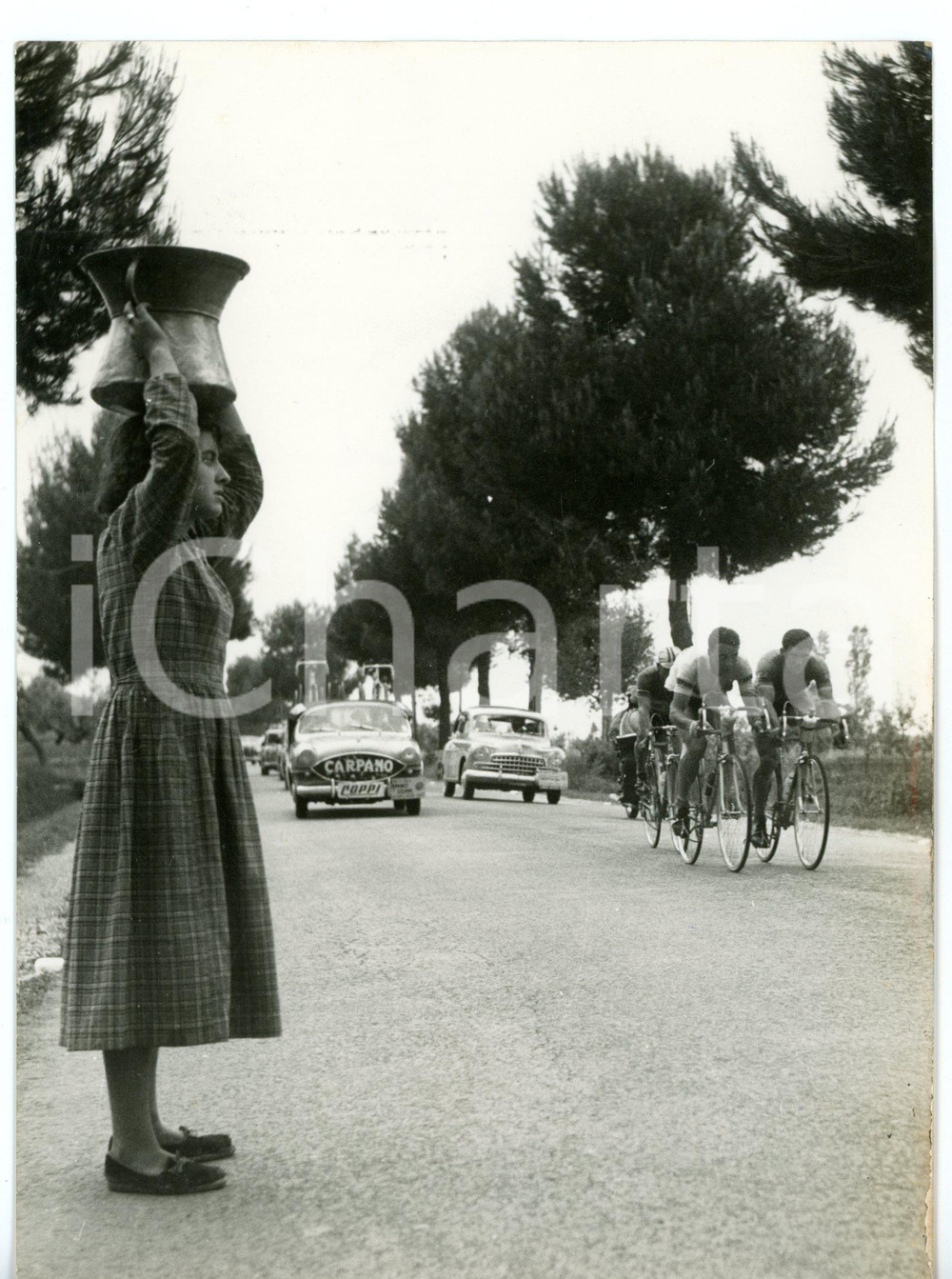 1956 CICLISMO GIRO D'ITALIA Rimini-Pescara - Massaia al passaggio del gruppo 