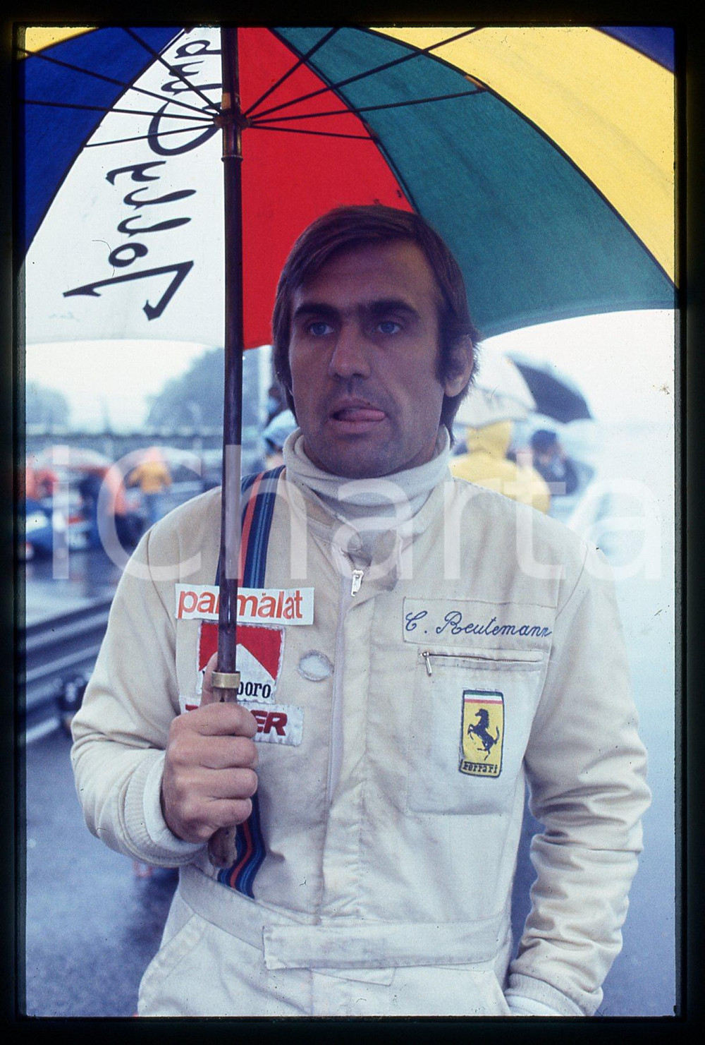 35mm vintage slide* 1975 ca GP MONZA F1 Carlos REUTEMANN Ritratto del pilota (2) Diapositiva d'epoca, in formato 35 mm.CONDIZIONI: GOODTutti i diritti riservati.E' severamente vietata la riproduzione. ICharta mette in vendita, sul negozio eBay e in esclusiva sul sito "icharta" il proprio archivio composto da numerose diapositive e negativi fotografici d'epoca, tutti originali e autentici, che attraversano la storia del costume italiano tra gli la fine degli anni Sessanta e Novanta.Si tratta di uno sguardo inedito sull'attualit&agrave;, la politica, la vita quotidiana, il gossip e la cultura, che fotografa il cambiamento della nazione in quest'ultimo scorcio del XX secolo. Un'occasione unica per il mercato del collezionismo, che vede finalmente disponibile un archivio eccezionale per vastit&agrave;, tematiche e condizioni, in un settore (il negativo fotografico e la diapositiva) di assoluta novit&agrave; e dalle interessanti prospettive di investimento.  originale e autentica 1