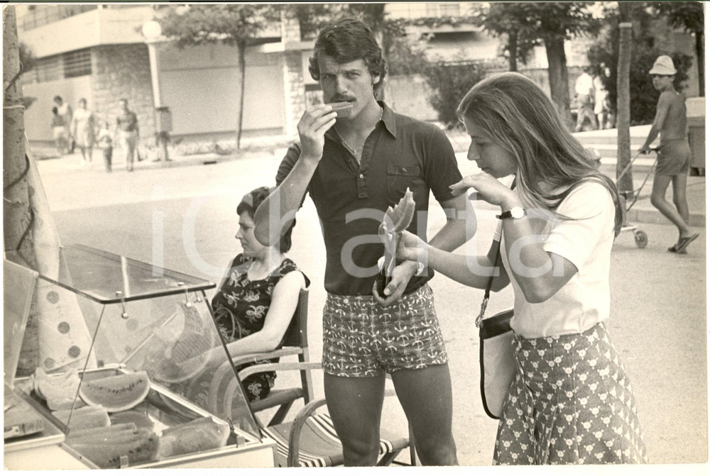 1970 ca COSTUME ITALIA Fabio CAPELLO in vacanza con la moglie (1) Foto