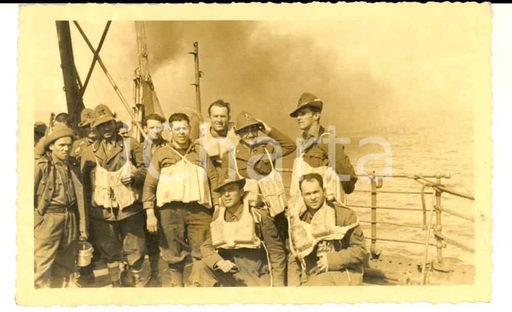 Fotografia d epoca originale 1940 ca REGIO ESERCITO Soldati posano con giubbotti salvataggio Foto cartolina 1