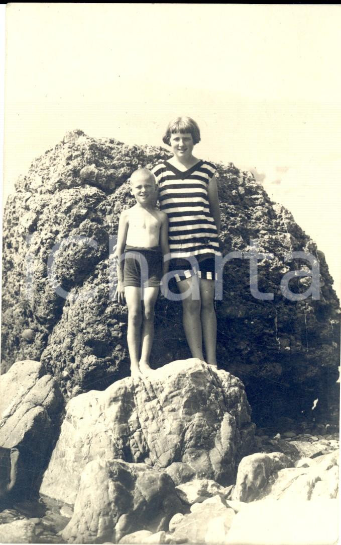 Fotografia d epoca originale 1926 ALASSIO SV Coppia di fratelli in posa presso una roccia Foto VIANELLO 1