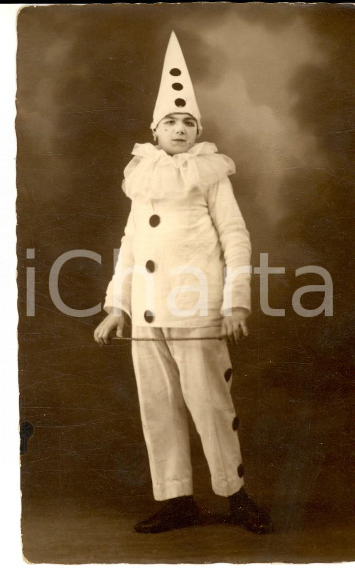 Fotografia d epoca originale 1920 ca COSTUMI Ritratto di un giovane PIERROT Foto cartolina VINTAGE 1