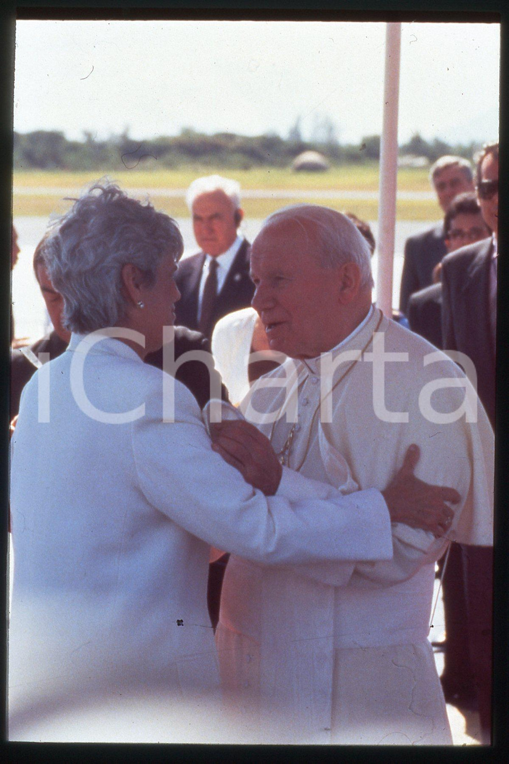 35mm vintage slide* 1996 NICARAGUA - GIOVANNI PAOLO II and Violeta CHAMORRO  Diapositiva d'epoca, in formato 35 mm.CONDIZIONI: GOODE' severamente vietata la riproduzione. Tutti i diritti sono riservati.Nella diapositiva ICharta mette in vendita, sul negozio eBay e in esclusiva sul sito "icharta" il proprio archivio composto da numerose diapositive e negativi fotografici d'epoca, tutti originali e autentici, che attraversano la storia del costume italiano tra gli la fine degli anni Sessanta e Novanta.Si tratta di uno sguardo inedito sull'attualit&agrave;, la politica, la vita quotidiana, il gossip e la cultura, che fotografa il cambiamento della nazione in quest'ultimo scorcio del XX secolo. Un'occasione unica per il mercato del collezionismo, che vede finalmente disponibile un archivio eccezionale per vastit&agrave;, tematiche e condizioni, in un settore (il negativo fotografico e la diapositiva) di assoluta novit&agrave; e dalle interessanti prospettive di investimento.  FAIR/discreto   originale e autentica 1