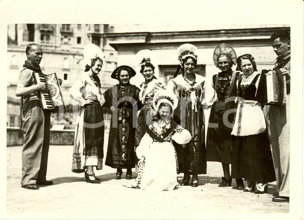 Fotografia d epoca originale 1937 NAPOLI Festa PIEDIGROTTA Gruppo torinese in costume caratteristico Foto 1