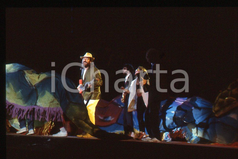 35mm vintage slide* 1997 Andrea MINGARDI 9    Diapositiva d'epoca, in formato 35 mm.  CONDIZIONI: GOOD E' severamente vietata la riproduzione. Tutti i diritti sono riservati.Nella diapositiva ICharta mette in vendita, sul negozio eBay e in esclusiva sul sito "icharta" il proprio archivio composto da numerose diapositive e negativi fotografici d'epoca, tutti originali e autentici, che attraversano la storia del costume italiano tra gli la fine degli anni Sessanta e Novanta.Si tratta di uno sguardo inedito sull'attualit&agrave;, la politica, la vita quotidiana, il gossip e la cultura, che fotografa il cambiamento della nazione in quest'ultimo scorcio del XX secolo. Un'occasione unica per il mercato del collezionismo, che vede finalmente disponibile un archivio eccezionale per vastit&agrave;, tematiche e condizioni, in un settore (il negativo fotografico e la diapositiva) di assoluta novit&agrave; e dalle interessanti prospettive di investimento.  CONDIZIONI:GOOD/buono originale e autentica 1