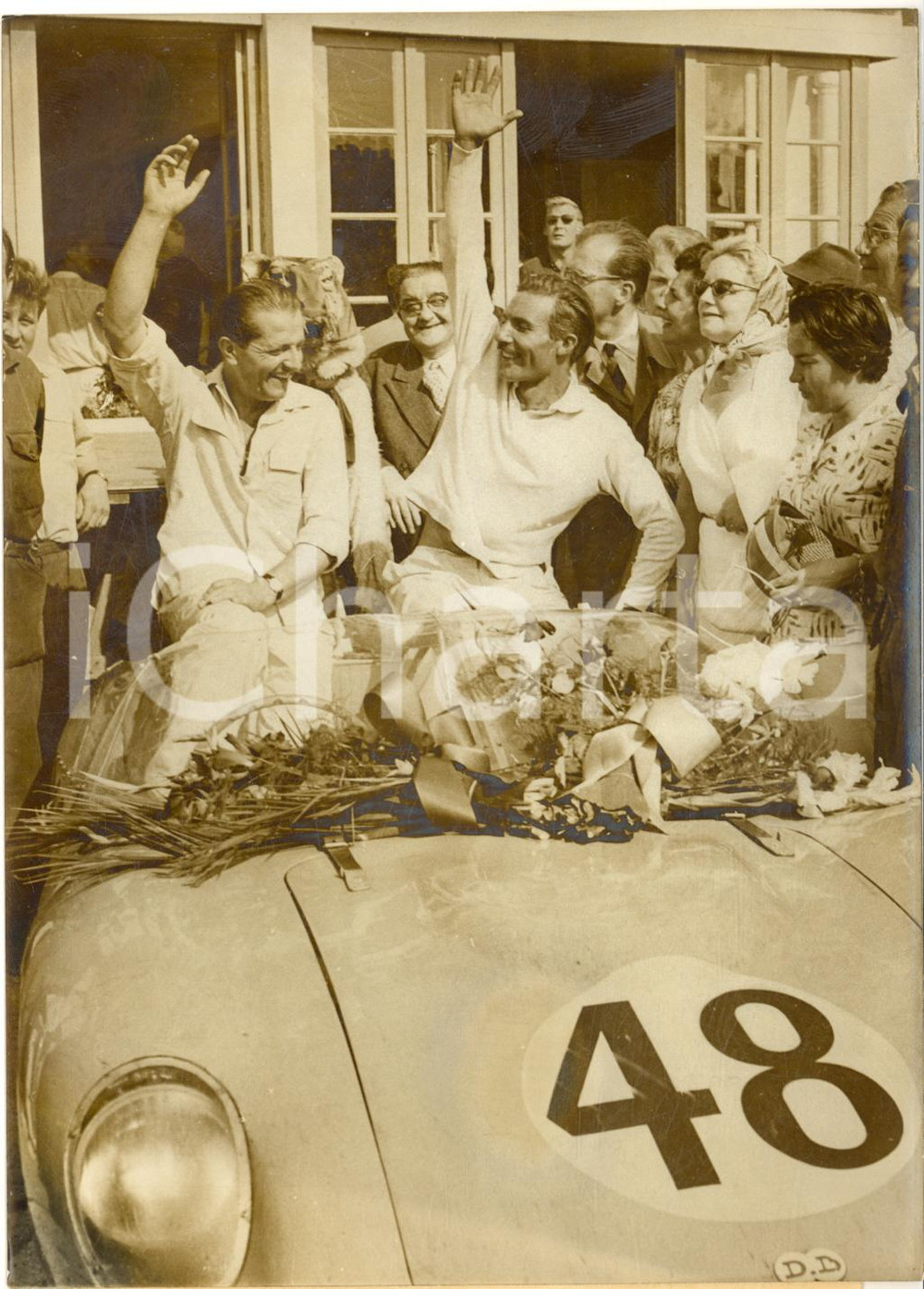 1960 24 HEURES DU MANS Gérard LAUREAU Paul ARMAGNAC après la victoire *Photo