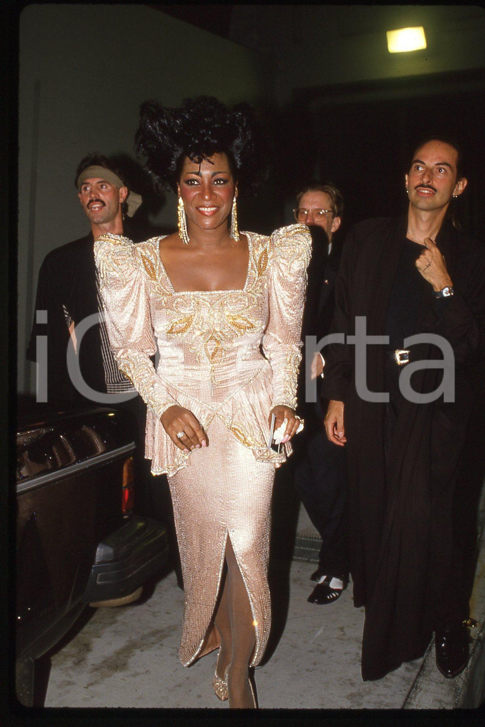 35mm vintage slide* 1987 CINEMA Patti LaBELLE Actress  Diapositiva d'epoca, in formato 35 mm.CONDIZIONI: GOODE' severamente vietata la riproduzione. Tutti i diritti sono riservati.Nella diapositiva ICharta mette in vendita, sul negozio eBay e in esclusiva sul sito "icharta" il proprio archivio composto da numerose diapositive e negativi fotografici d'epoca, tutti originali e autentici, che attraversano la storia del costume italiano tra gli la fine degli anni Sessanta e Novanta.Si tratta di uno sguardo inedito sull'attualit&agrave;, la politica, la vita quotidiana, il gossip e la cultura, che fotografa il cambiamento della nazione in quest'ultimo scorcio del XX secolo. Un'occasione unica per il mercato del collezionismo, che vede finalmente disponibile un archivio eccezionale per vastit&agrave;, tematiche e condizioni, in un settore (il negativo fotografico e la diapositiva) di assoluta novit&agrave; e dalle interessanti prospettive di investimento. GOOD/buono   originale e autentica 1
