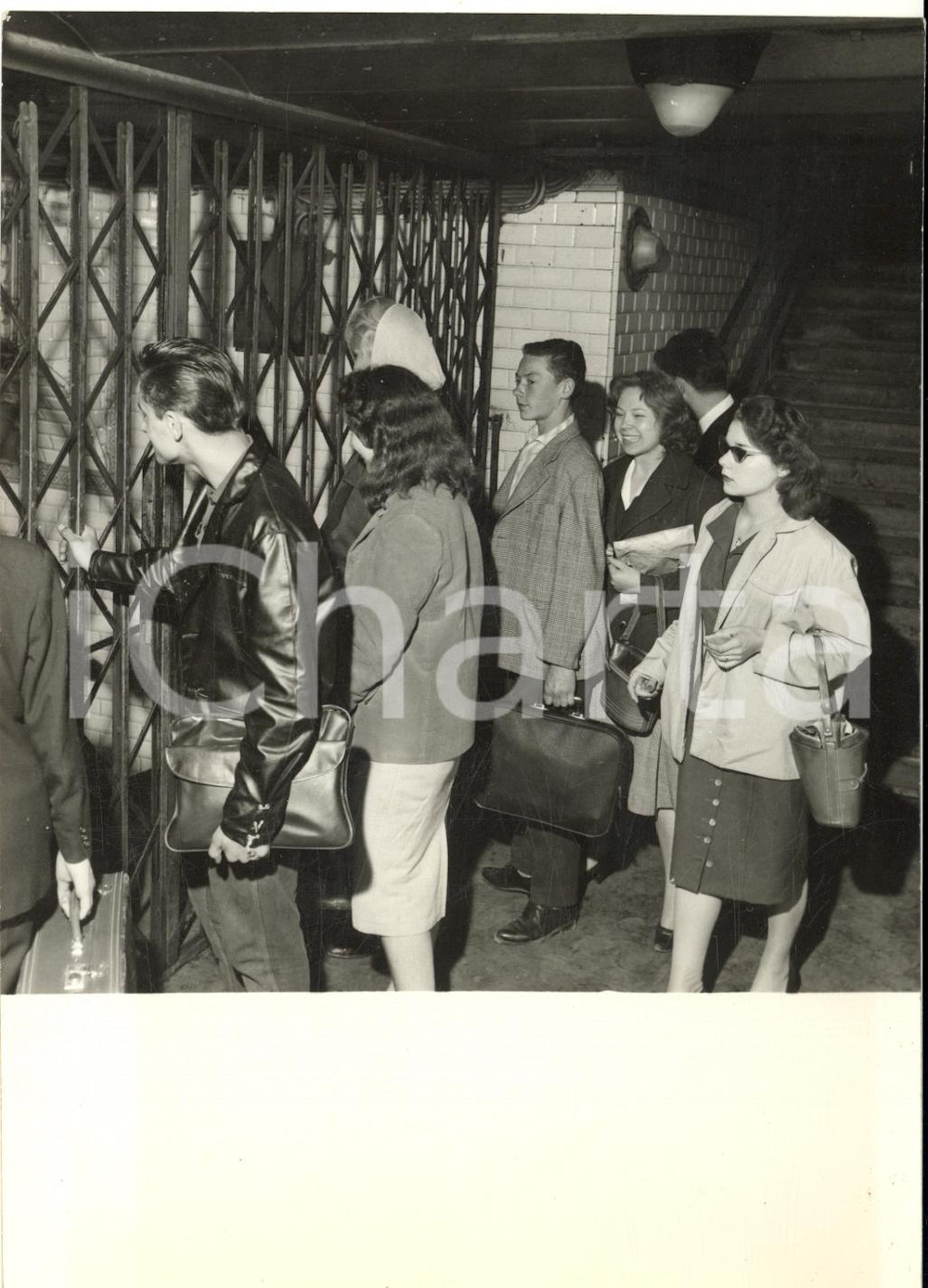 1959 PARIS RATP Grève du métro - Voyageurs devant les grilles fermées *Photo