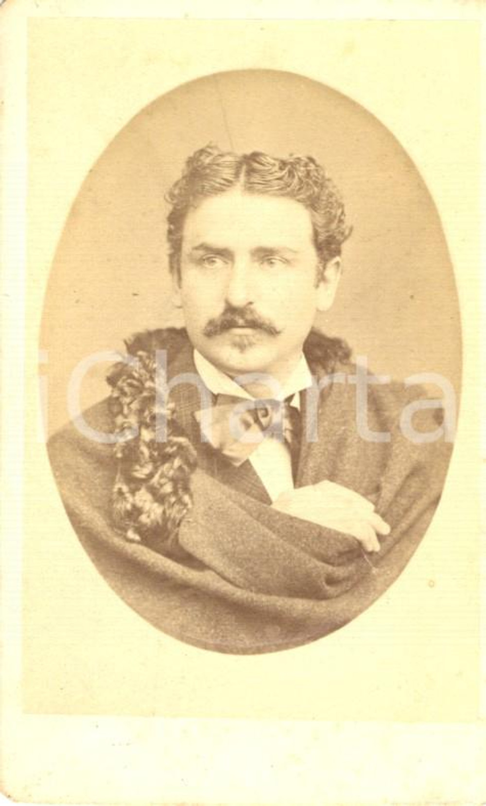 Fotografia d'epoca originale 1870 ca COMO Ritratto di gentiluomo con pellicciotto *Foto Giulio REINA 1