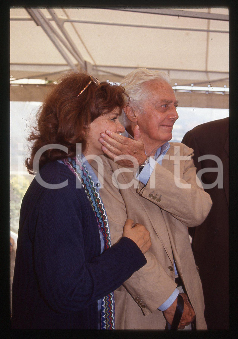 35mm vintage slide* 1990 ca VENEZIA Dino RISI Lea MASSARI Arrivo Hotel Excelsior  Diapositiva d'epoca, in formato 35 mm. CONDIZIONI: GOOD Tutti i diritti riservati.E' severamente vietata la riproduzione. ICharta mette in vendita, sul negozio eBay e in esclusiva sul sito "icharta" il proprio archivio composto da numerose diapositive e negativi fotografici d'epoca, tutti originali e autentici, che attraversano la storia del costume italiano tra gli la fine degli anni Sessanta e Novanta.Si tratta di uno sguardo inedito sull'attualit&agrave;, la politica, la vita quotidiana, il gossip e la cultura, che fotografa il cambiamento della nazione in quest'ultimo scorcio del XX secolo. Un'occasione unica per il mercato del collezionismo, che vede finalmente disponibile un archivio eccezionale per vastit&agrave;, tematiche e condizioni, in un settore (il negativo fotografico e la diapositiva) di assoluta novit&agrave; e dalle interessanti prospettive di investimento.  originale e autentica 1