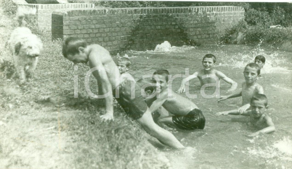 Fotografia d epoca originale 1941 MILANO Bambini fanno il bagno in una roggia Fotografia 1
