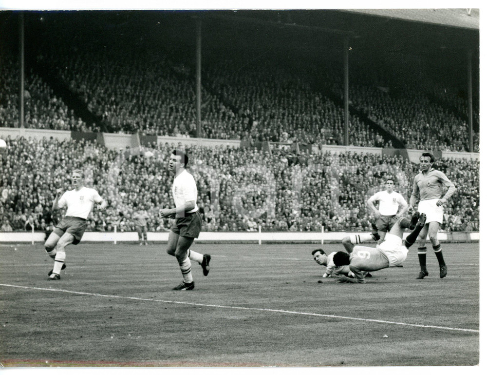 1960 FOOTBALL ENGLAND-YUGOSLAVIA 3-3 Milan GALIC crashes beside Ron SPRINGETT