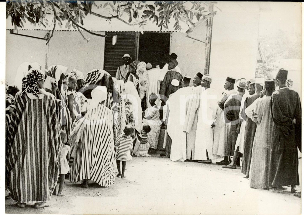 Fotografia d epoca originale 1959 BAMAKO MALI ELECTIONS  People outside one of the polling stations Photo 1