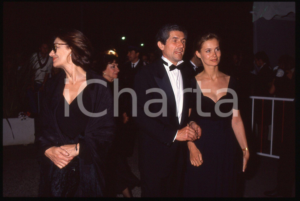 35mm vintage slide 1990ca CANNES Anouk Aimée Claude LELOUCH Marie-Sophie POCHAT  Diapositiva originale d'epoca, in formato 35 mm.  Tutti i diritti riservati.E' severamente vietata la riproduzione. ICharta mette in vendita, sul negozio eBay e in esclusiva sul sito "icharta" il proprio archivio composto da numerose diapositive e negativi fotografici d'epoca, tutti originali e autentici, che attraversano la storia del costume italiano tra gli la fine degli anni Sessanta e Novanta.Si tratta di uno sguardo inedito sull'attualità, la politica, la vita quotidiana, il gossip e la cultura, che fotografa il cambiamento della nazione in quest'ultimo scorcio del XX secolo. Un'occasione unica per il mercato del collezionismo, che vede finalmente disponibile un archivio eccezionale per vastità, tematiche e condizioni, in un settore (il negativo fotografico e la diapositiva) di assoluta novità e dalle interessanti prospettive di investimento. CONDIZIONI:FAIR/discretoFORMATO: 35mm originale e autentica 1