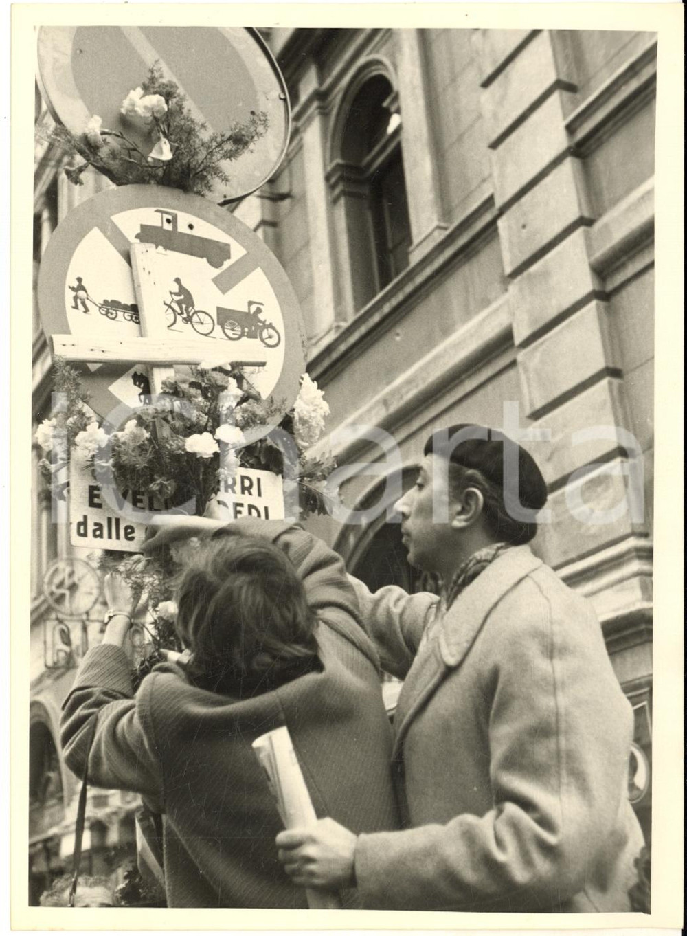 1953 RIVOLTA DI TRIESTE Fiori sul ponte dove sono caduti i Triestini *Foto 13x18