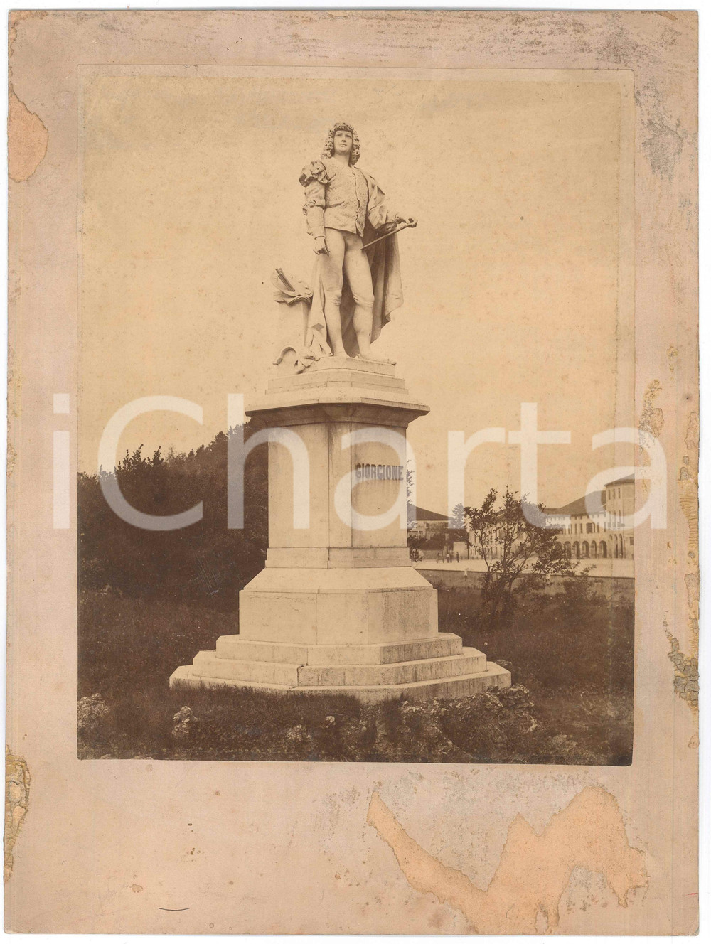 1890 ca CASTELFRANCO VENETO Augusto BENVENUTI - Monumento a Giorgione *Foto RARA Rara fotografia d'epoca all'albumina, montate su cartoncino.FOTOGRAFIA: Treviso - F.lli Garatti, via Avogari e Collalto, 8 VERY POOR/gravemente danneggiato residui cartacei e di colla sul cartoncino Formato: 25x33 cm originale e autentica 1