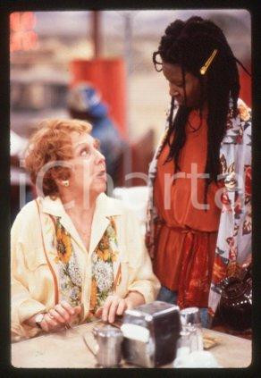 35mm vintage slide*1987 CINEMA "Bagdad Cafe" Marianne SAGEBRECHT, Cch POUNDER/23  Diapositiva d'epoca, in formato 35 mm.CONDIZIONI: GOODE' severamente vietata la riproduzione. Tutti i diritti sono riservati.Nella diapositiva ICharta mette in vendita, sul negozio eBay e in esclusiva sul sito "icharta" il proprio archivio composto da numerose diapositive e negativi fotografici d'epoca, tutti originali e autentici, che attraversano la storia del costume italiano tra gli la fine degli anni Sessanta e Novanta.Si tratta di uno sguardo inedito sull'attualit&agrave;, la politica, la vita quotidiana, il gossip e la cultura, che fotografa il cambiamento della nazione in quest'ultimo scorcio del XX secolo. Un'occasione unica per il mercato del collezionismo, che vede finalmente disponibile un archivio eccezionale per vastit&agrave;, tematiche e condizioni, in un settore (il negativo fotografico e la diapositiva) di assoluta novit&agrave; e dalle interessanti prospettive di investimento. GOOD/buono   originale e autentica 1