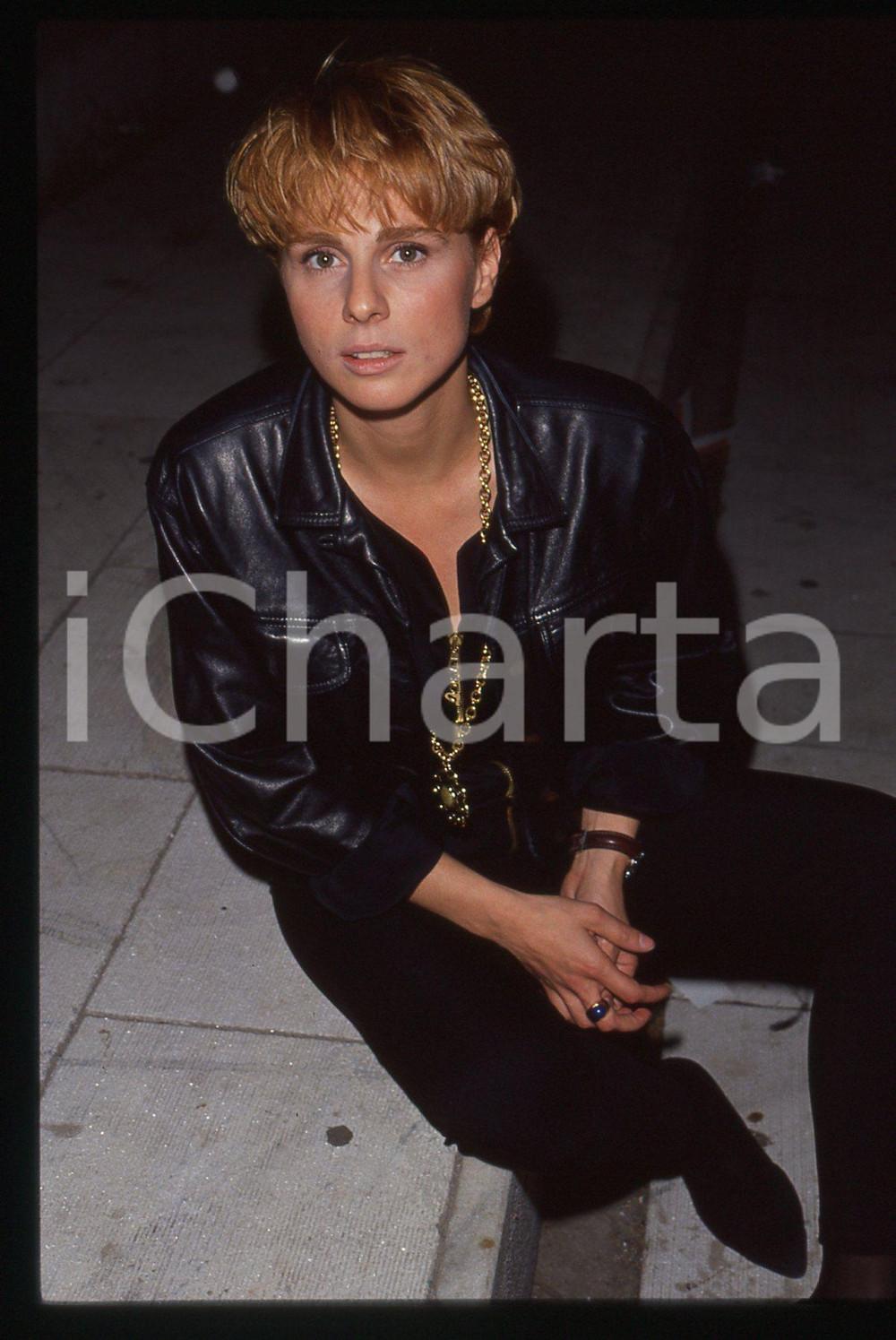 35mm vintage slide* 1990 ca MUSICA Stefania LA FAUCI Ritratto della cantante (1)  Diapositiva d'epoca, in formato 35 mm. CONDIZIONI: GOOD   Tutti i diritti riservati.E' severamente vietata la riproduzione. ICharta mette in vendita, sul negozio eBay e in esclusiva sul sito "icharta" il proprio archivio composto da numerose diapositive e negativi fotografici d'epoca, tutti originali e autentici, che attraversano la storia del costume italiano tra gli la fine degli anni Sessanta e Novanta.Si tratta di uno sguardo inedito sull'attualit&agrave;, la politica, la vita quotidiana, il gossip e la cultura, che fotografa il cambiamento della nazione in quest'ultimo scorcio del XX secolo. Un'occasione unica per il mercato del collezionismo, che vede finalmente disponibile un archivio eccezionale per vastit&agrave;, tematiche e condizioni, in un settore (il negativo fotografico e la diapositiva) di assoluta novit&agrave; e dalle interessanti prospettive di investimento.  originale e autentica 1