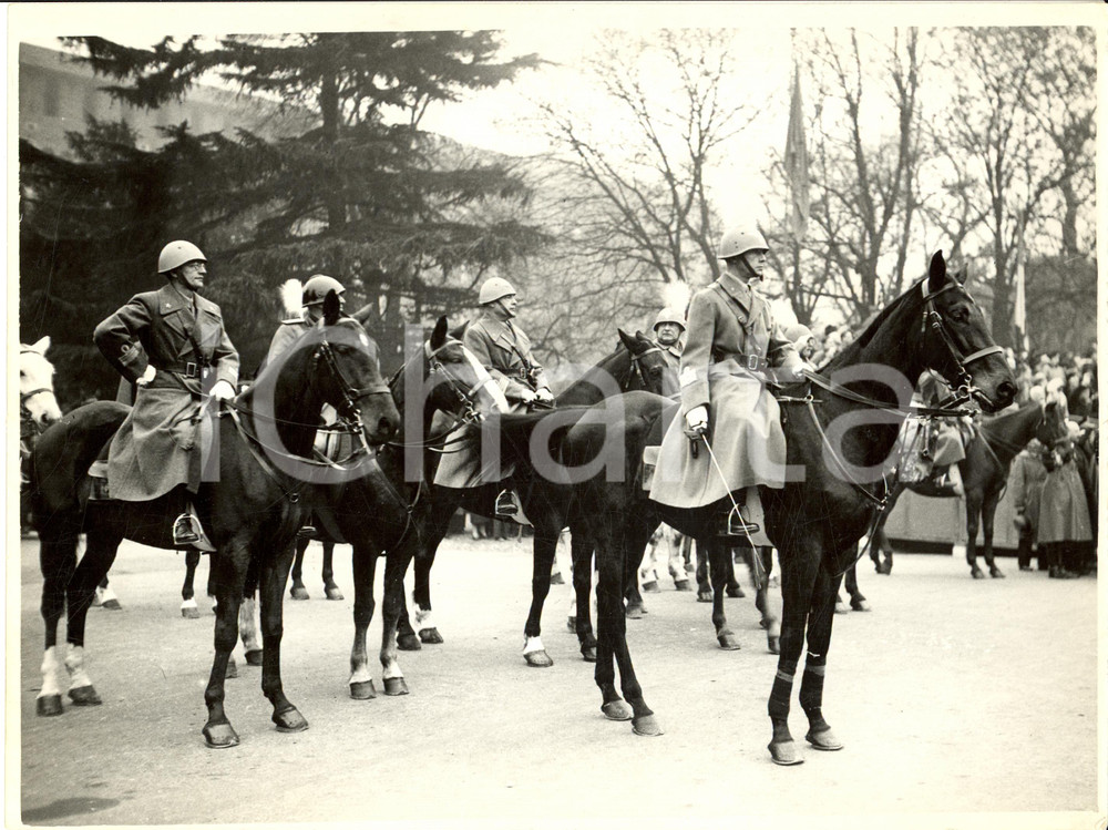 Fotografia d epoca originale 1936 MILANO Duca BERGAMO assiste parata militare per genetliaco Re Fotografia 1