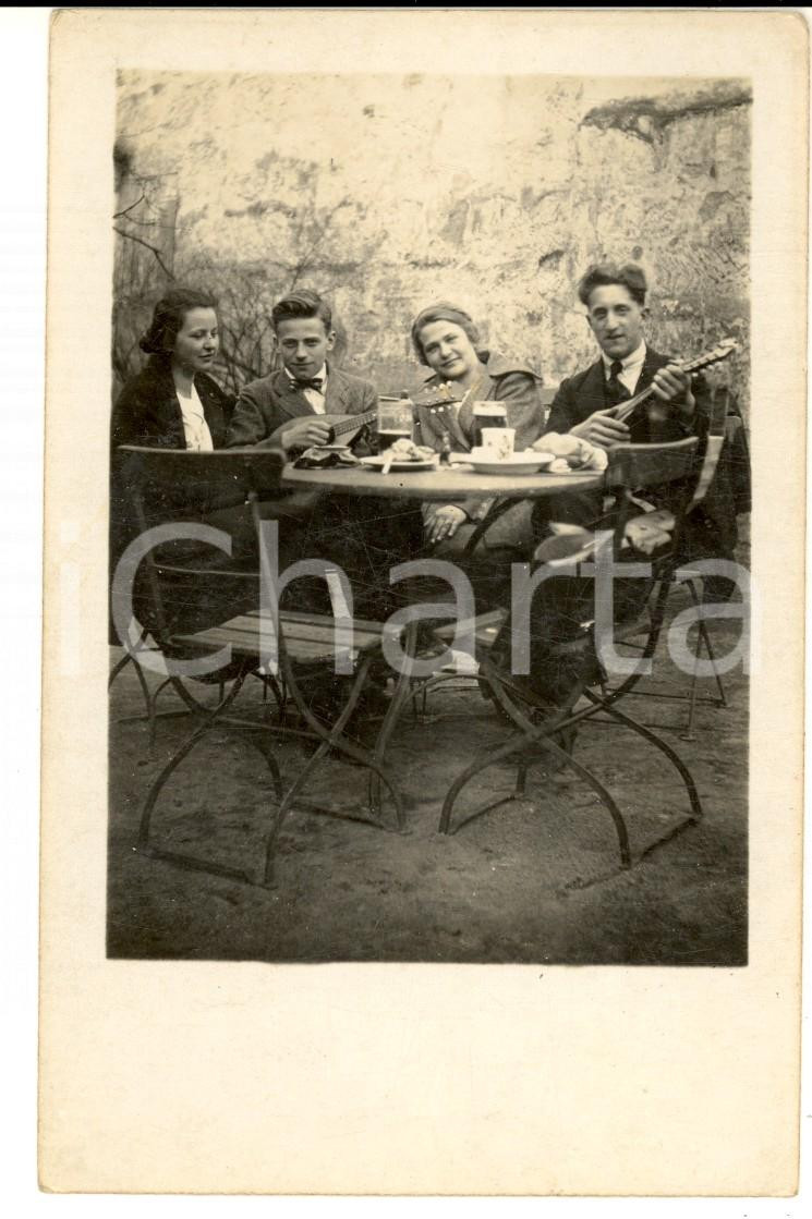 Fotografia d epoca originale 1924 CADOLZBURG Vacanze di Pasqua  Giovani amici con il mandolino Foto VINTAGE 1
