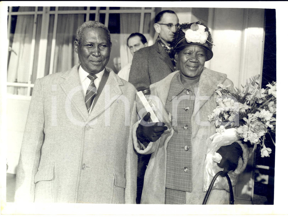 1961 LONDON Zulu chief Albert LUTULI leaving the Dorchester Hotel *Photo 20x15