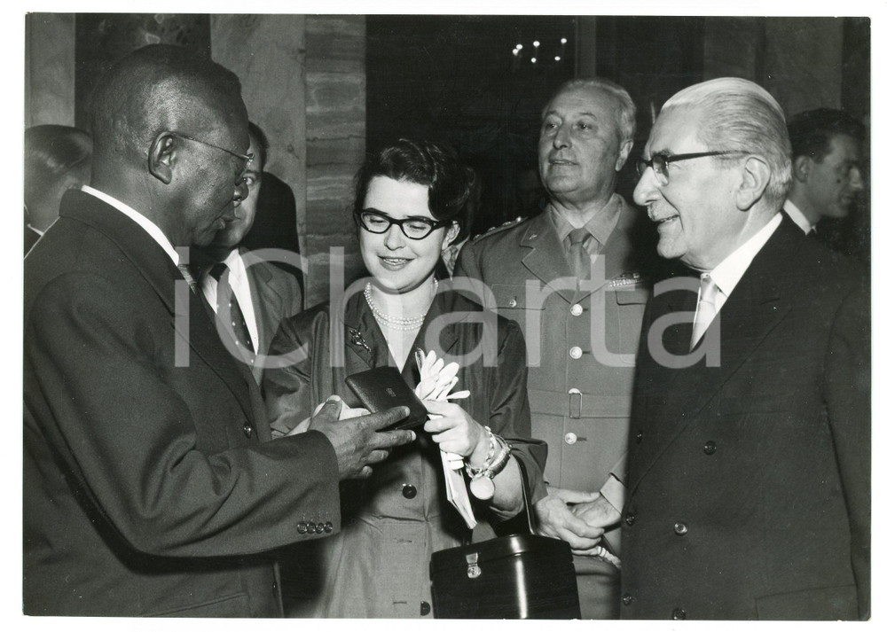 Fotografia d epoca originale 1956 MILANO Virgilio FERRARI riceve il presidente della LIBERIA William TUBMAN 1