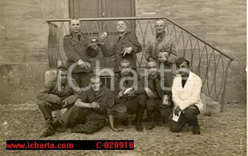 Fotografia d'epoca originale 1940 ca WW2 Gruppo di alpini scherza con le gavette per il rancio *Foto FP 1
