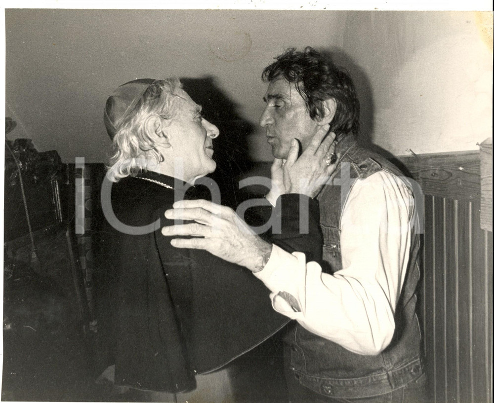 Fotografia d epoca originale 1960 ca TEATRO Walter CHIARI in una scena con un cardinale  Foto 25x20 cm 1