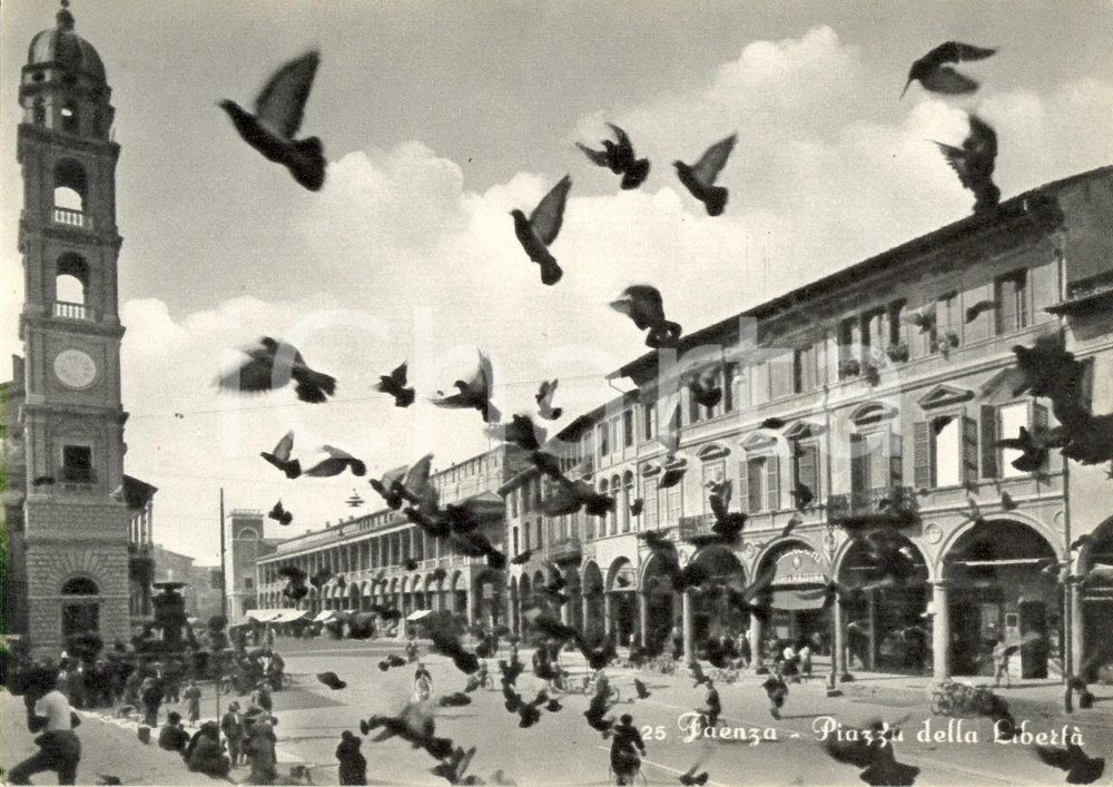 Cartolina originale da collezione 1950 ca FAENZA RA Veduta di piazza della LIBERTA  Cartolina ANIMATA FG NV 1