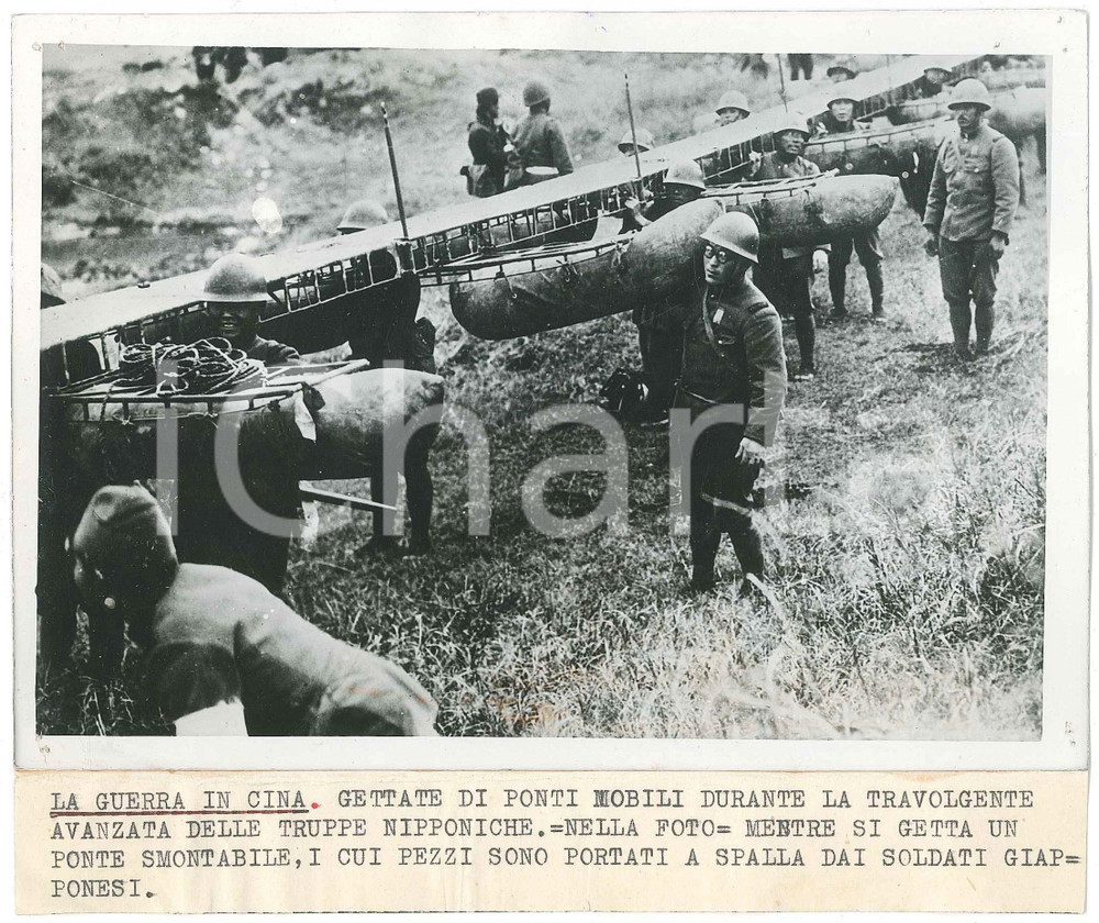 1939 2^ GUERRA SINO-GIAPPONESE - Soldati giapponesi trasportano ponte smontabile Fotografia originale d'epoca, con didascalia dattiloscritta.CONDIZIONI: P (fori di affissione marginali; minime sbrecciature al lato superiore)FORMATO: 18x13 cm    originale e autentica 1