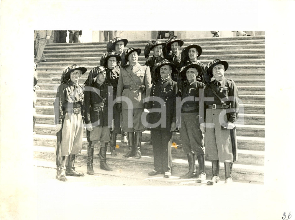 Fotografia d epoca originale 1940 ca TORINO Piazza SAN GIOVANNI Bersaglieri all uscita dal DUOMO Foto 1