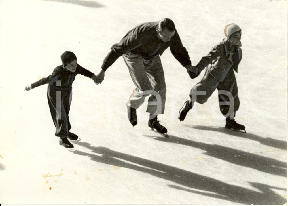 Fotografia d epoca originale 1937 CORTINA D AMPEZZO BL Due piccoli pattinatori sul ghiaccio con il maestro 1