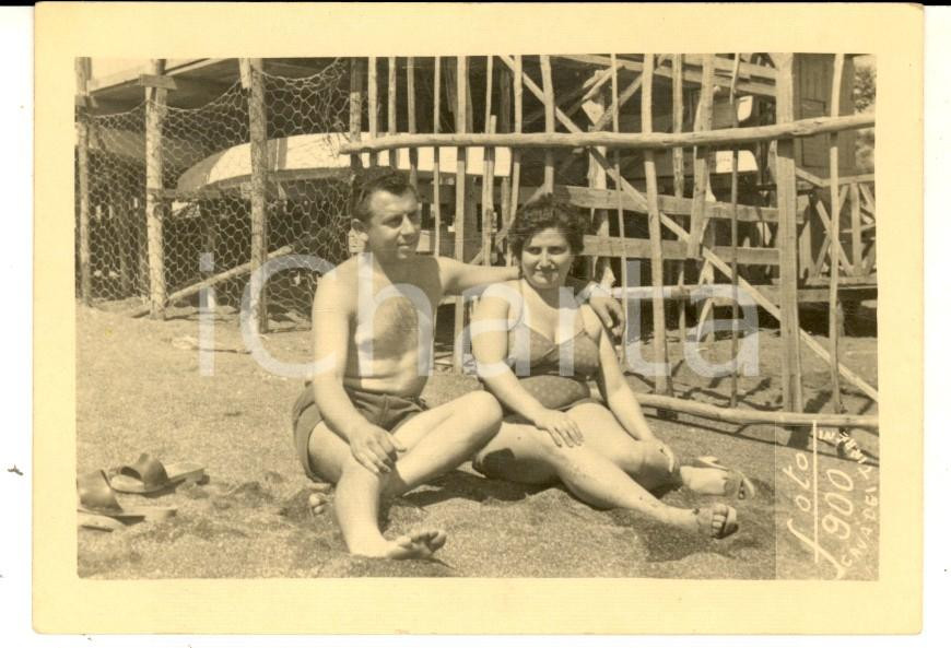 Fotografia d epoca originale 1960 ca CAVA DEI TIRRENI Ritratto di una coppia in spiaggia Foto VINTAGE 11x7 1