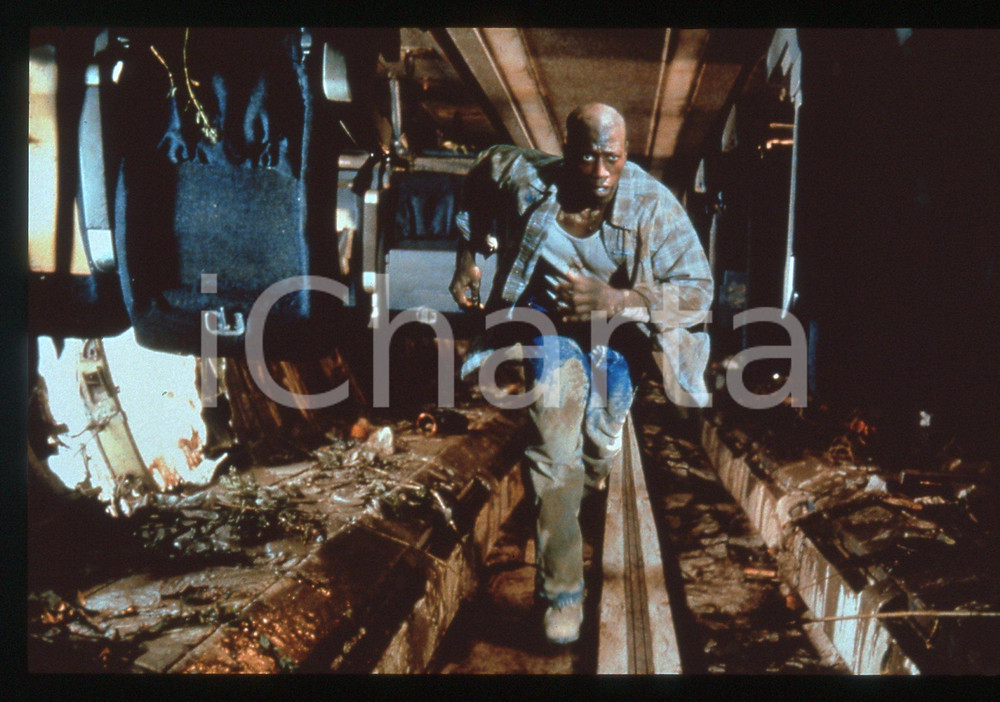 35mm vintage slide* 1998 Film U.S. MARSHALS - Wesley SNIPES in una scena (1)   Diapositiva d'epoca, in formato 35 mm.  CONDIZIONI: GOOD   Tutti i diritti riservati.E' severamente vietata la riproduzione.  ICharta mette in vendita, sul negozio eBay e in esclusiva sul sito "icharta" il proprio archivio composto da numerose diapositive e negativi fotografici d'epoca, tutti originali e autentici, che attraversano la storia del costume italiano tra gli la fine degli anni Sessanta e Novanta.Si tratta di uno sguardo inedito sull'attualit&agrave;, la politica, la vita quotidiana, il gossip e la cultura, che fotografa il cambiamento della nazione in quest'ultimo scorcio del XX secolo. Un'occasione unica per il mercato del collezionismo, che vede finalmente disponibile un archivio eccezionale per vastit&agrave;, tematiche e condizioni, in un settore (il negativo fotografico e la diapositiva) di assoluta novit&agrave; e dalle interessanti prospettive di investimento.   originale e autentica 1