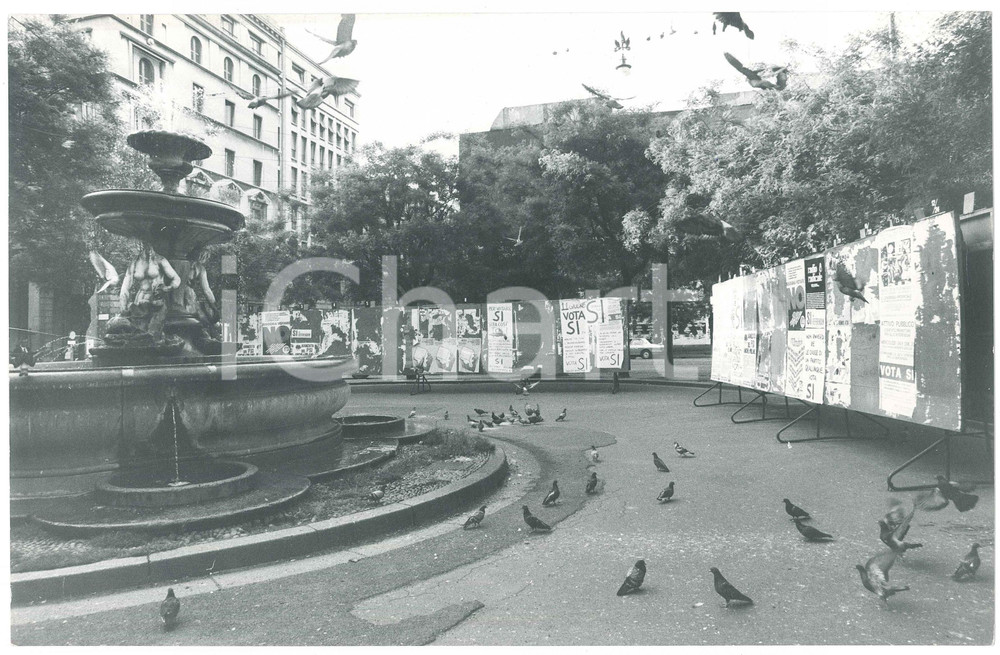 Fotografia d epoca originale 1978 MILANO Piazza Fontana  Manifesti referendum finanziamento ai partiti Foto 1